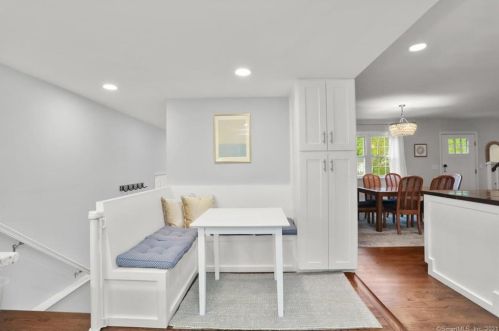 10 Ledgewood Dr, Norwalk CT 06850-1821 exterior