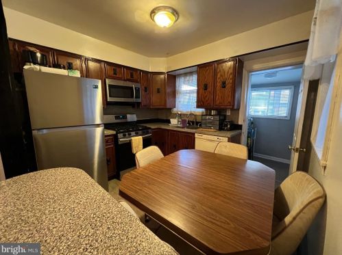 6725 17th St, Philadelphia, PA 19126-2736