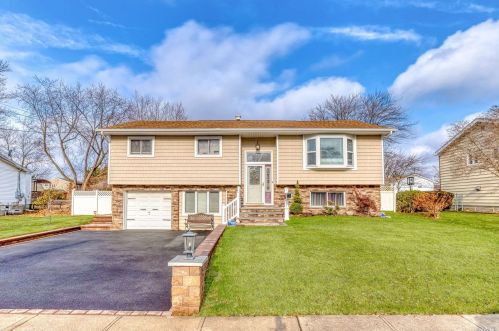 8 Linda Ln, Babylon NY exterior