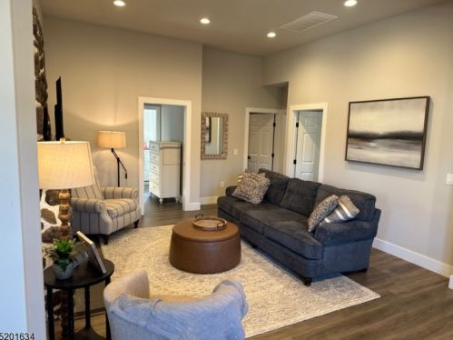 5 Oakwood Trl, Kinnelon NJ  07405-3115 exterior