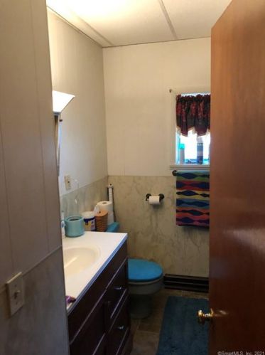 8 Ave, Derby CT 06418-1619 exterior