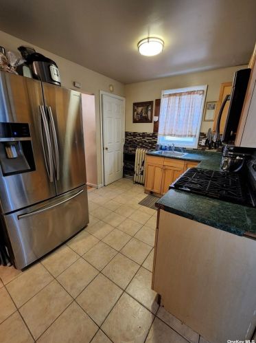 139 Buscher Ave, Valley Stream NY 11580-5204 exterior