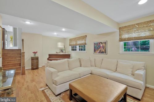 2105 Rampart Dr, Alexandria VA 22308-1537 exterior