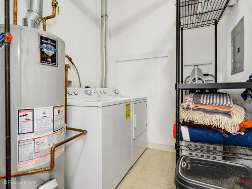 3160 Lincoln Ave, Chicago IL  60657-3140 exterior