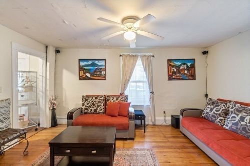 617 Grv St, Newton MA 02466-2209 exterior