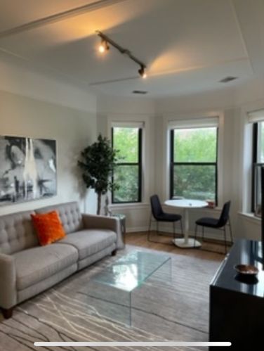 2944 Broadway St, Chicago, IL 60657-5300