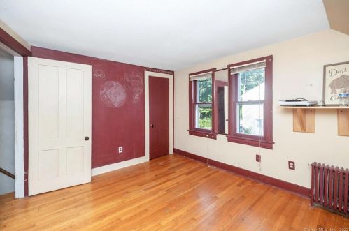 9 Elm Ave, Enfield CT 06082-1906 exterior