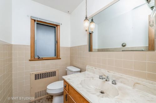 7542 Ainslie St, Chicago IL 60630-2302 exterior