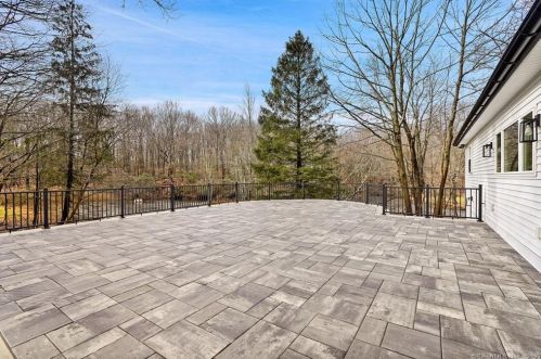 37 Walnut Hill Rd, Ridgefield CT  06877-2906 exterior