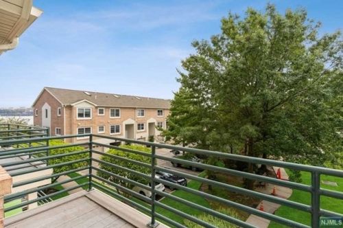 19 Grand Cove Way, Edgewater, NJ 07020-7222