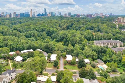 275 Lakemoore Dr, Atlanta GA 30342-3828 exterior