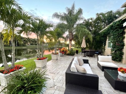 6582 Monterey Pt, Naples FL 34105-5038 exterior