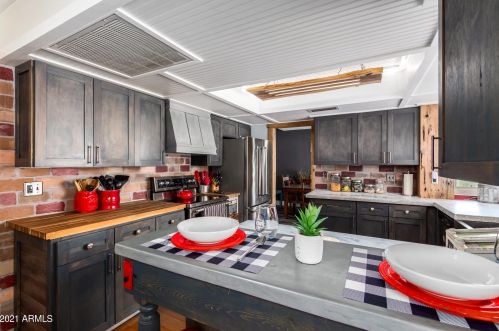 2464 Crocus Dr, Phoenix AZ 85053-5416 exterior