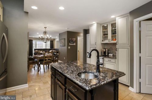 19840 Meredith Dr, Rockville MD 20855-2426 exterior