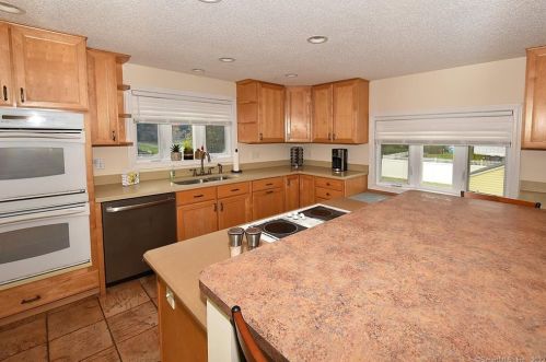 523 Taylor St, Vernon CT 06066-5231 exterior