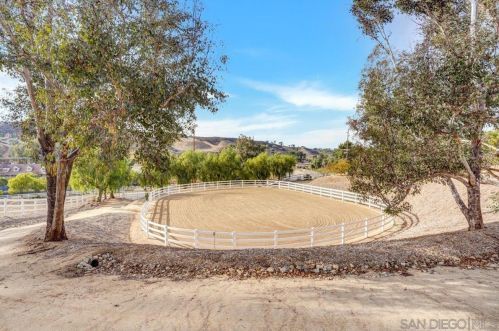 38200 De Portola Rd, Temecula CA 92592-8968 exterior