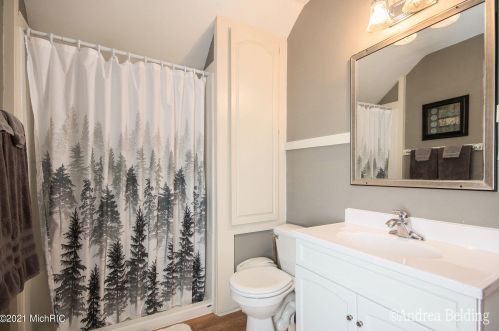 211 Liberty St, Belding MI 48809-1733 exterior