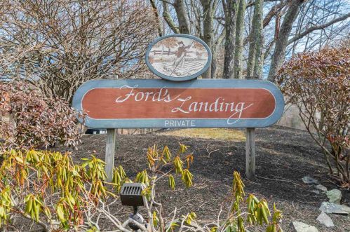 8 Frd Lndg Dr, Dover NH 03820-4552 exterior