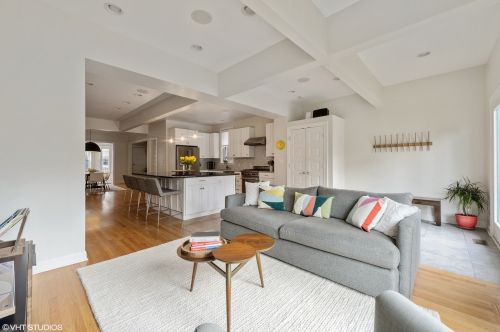 1908 Roscoe St, Chicago IL 60618-6245 exterior