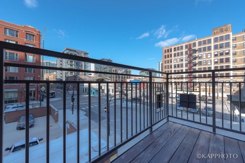 319 Erie St, Chicago IL  60654-6753 exterior