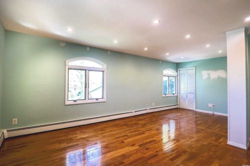 32 Maryland St, Huntington Station NY 11746-6945 exterior