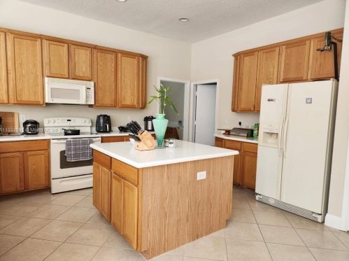 1426 Malaga Ave, Fort Pierce FL  34953-4725 exterior