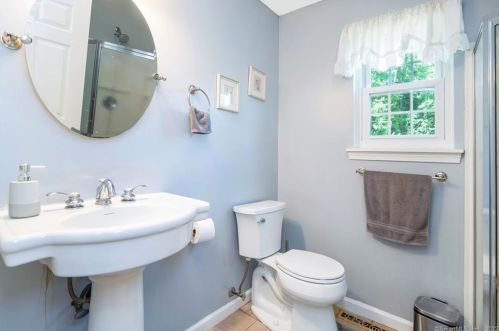 13 Gaylord Rd, Windsor Locks CT 06096-2815 exterior