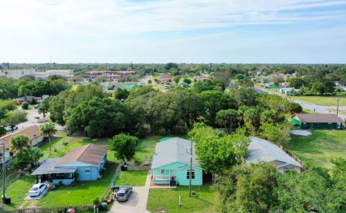 1303 15th St, Fort Pierce, FL 34950-3203