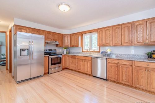 4 Celtic Ct, Enfield CT 06082-5777 exterior