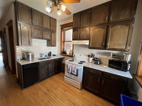 1334 Cornelia Ave, Chicago IL 60618-6035 exterior