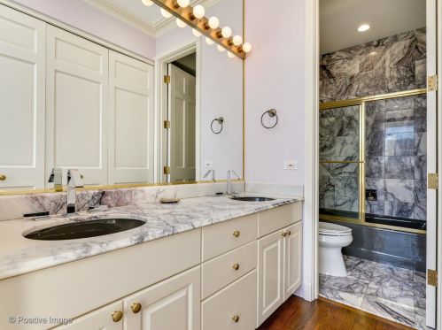 2042 Cleveland Ave, Chicago IL 60614-4509 exterior