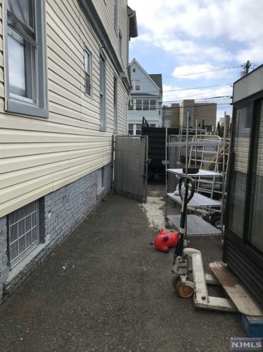 38 Goshen St, Paterson, NJ 07503-2201