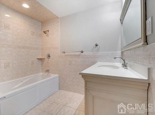 64 Glendale Ave, Edison NJ 08817-5266 exterior