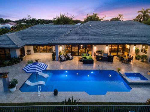 4803 Oak Cir, Boynton Beach FL 33436-5922 exterior