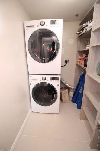 365 5th Ave, Naples FL 34102-6524 exterior