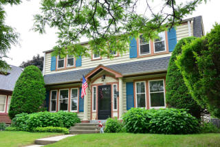 8139 Aberdeen Ct, Milwaukee, WI 53213-1609