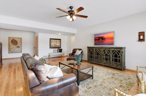 7625 Pioneer Crk Rd, Maple Plain MN 55359-9361 exterior