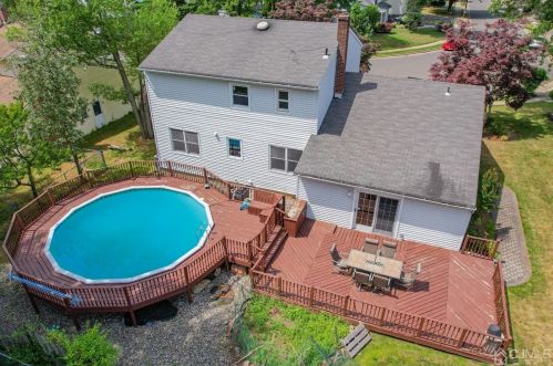 35 Sandalwood Dr, Edison NJ 08820-1249 exterior