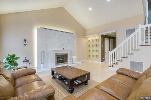 11 Lawrence Ct, Teaneck NJ 07666-6489 exterior