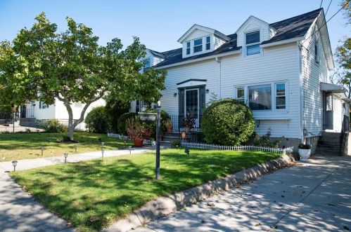 11 King Philip St, Providence, RI 02909-5716