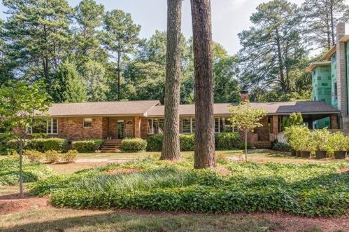 4596 Club Dr, Atlanta GA  30319-1124 exterior