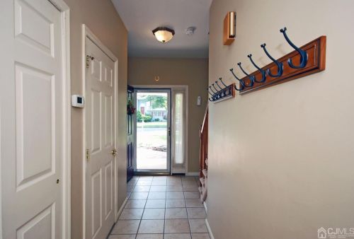 81 Bristol Rd, Piscataway NJ  08854-3675 exterior