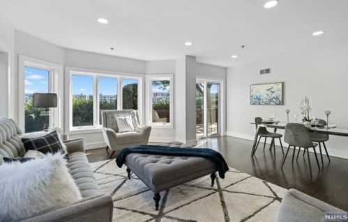 101 Smith Ct, Edgewater, NJ 07020-1657