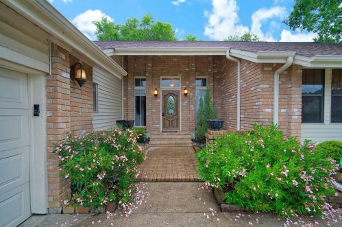 109 Forest Ct, Montgomery, TX 77356-5880