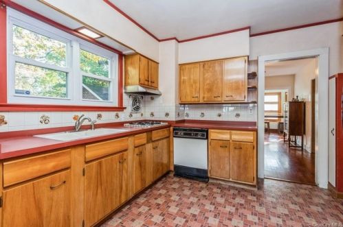 391 Kings Hwy, Valley Cottage NY 10989-1527 exterior