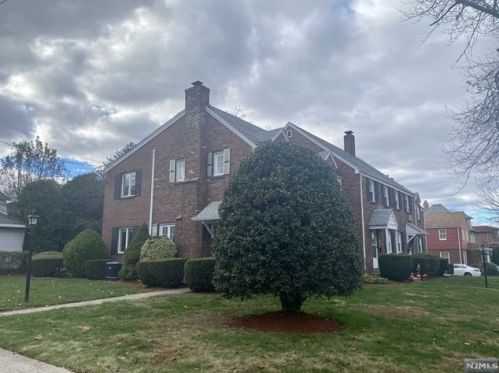 70 Liberty Pl, Palisades Park NJ  07650-1321 exterior