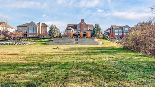 1140 Autumnview Dr, Rochester MI 48307-6060 exterior