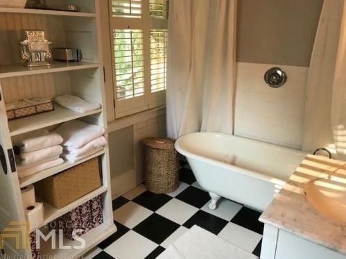 1528 Cambridge Ave, Atlanta GA 30337-2110 exterior