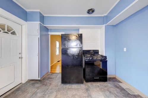 8 Roberts St, Middletown NY 10940-5008 exterior