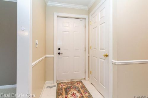 1439 Lantern Ln, Rochester MI 48306-4240 exterior